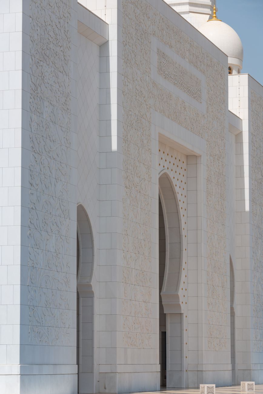 Stunning architecture of Sheikh Zayed Grand Mosque, a key landmark in Abu Dhabi, United Arab Emirates.